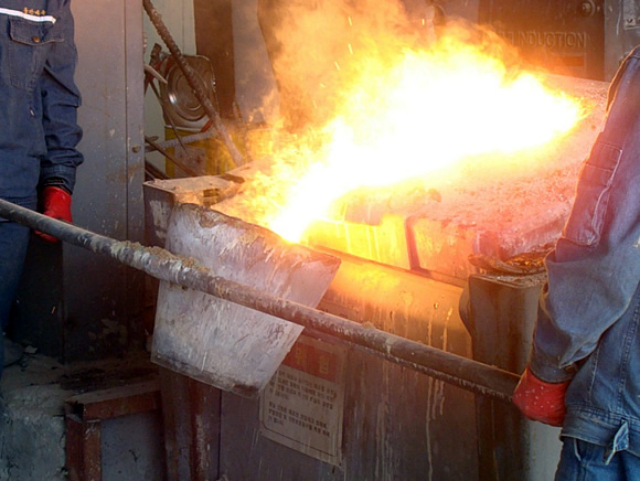 쇳물을 레들에 붙는작업