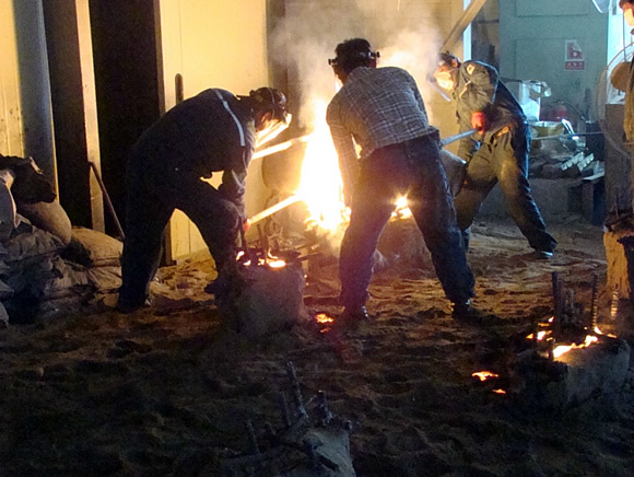 형틀에 쇳물 주입작업