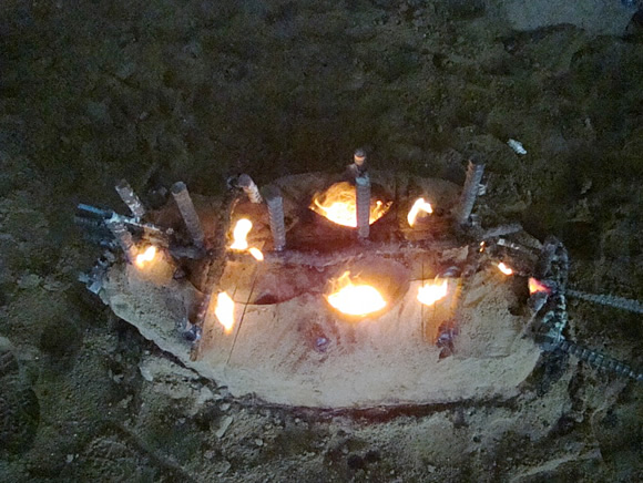 쇠물 주입후 식히는 작업